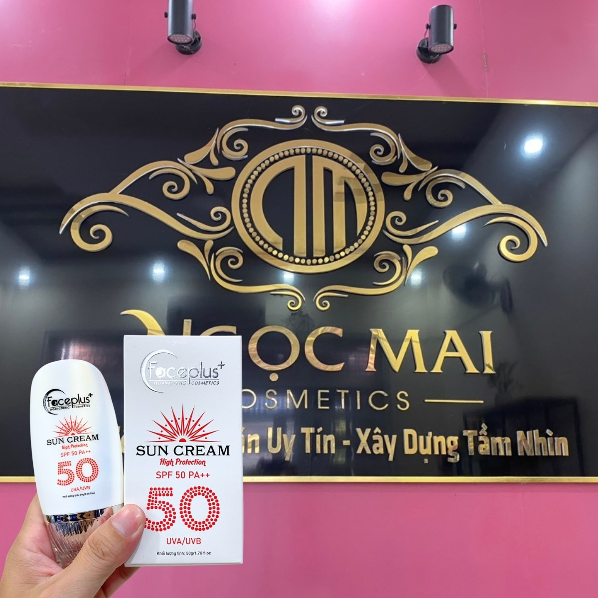 Kem chống nắng đang được thoa nhẹ nhàng lên làn da