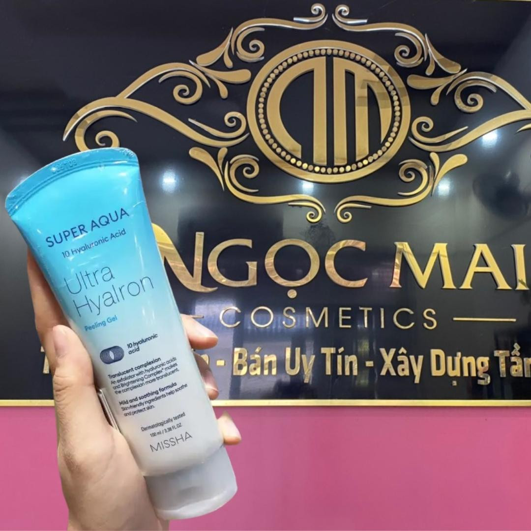 Người dùng đang massage gel tẩy tế bào chết Missha trên tay